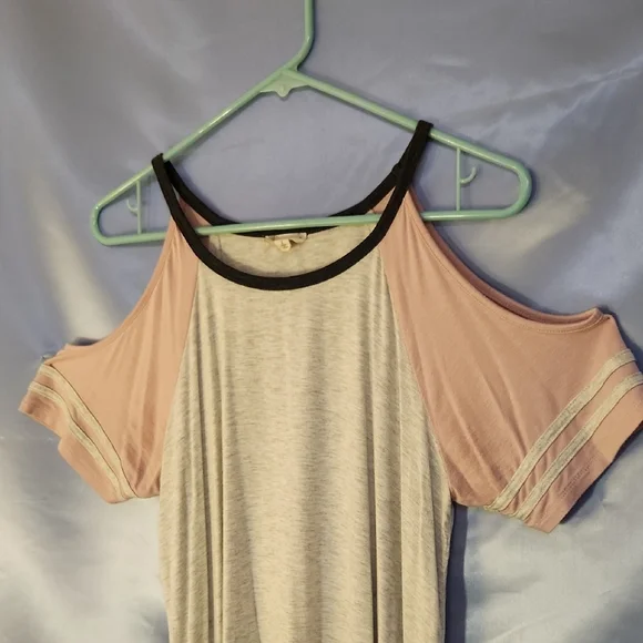 Hem & Thread Cold Shoulder Top - Pink and Gray Sz L - Picture 4 of 7